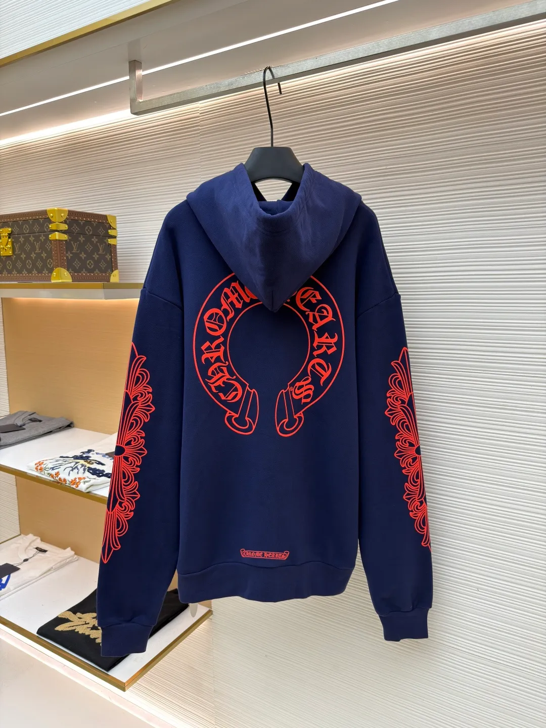 Chrome Hearts Horseshoe flower hooded sweatshirt ●Article number: 1681506-A85 ●Material: Australian velvet satin technical cotton fabric ●Technology: glue printing ●Color: blue and red ●Version: fitted version ●Weight: about 865 grams ●Size: S-M-L-XL ●Description: Australian velvet satin technical cotton Excellent texture Comfortable and close to the skin A touch of midnight navy dip dyeing Low-key elegance Three forms of realistic red horseshoe flowers Like the trend, the flame ink naturally smudges on the rice paper, controlling the visual focus. From concrete totems to abstract light spots, whispering that I am the rock oracle of the rules. A rebellious ceremony about wearing and performing, using glue printing. The printing has been revised three times on the film screen. The glue liquid paint is used to print the pattern on the fabric. The fabric is baked to fix the printed pattern. The overall wiring is straight and delicate, the fabric is comfortable and soft, and the color is consistent without color difference. It can be matched with the same style to create a fashionable look and control various occasions. Customized accessories, complete with three standards, same style for men and women!